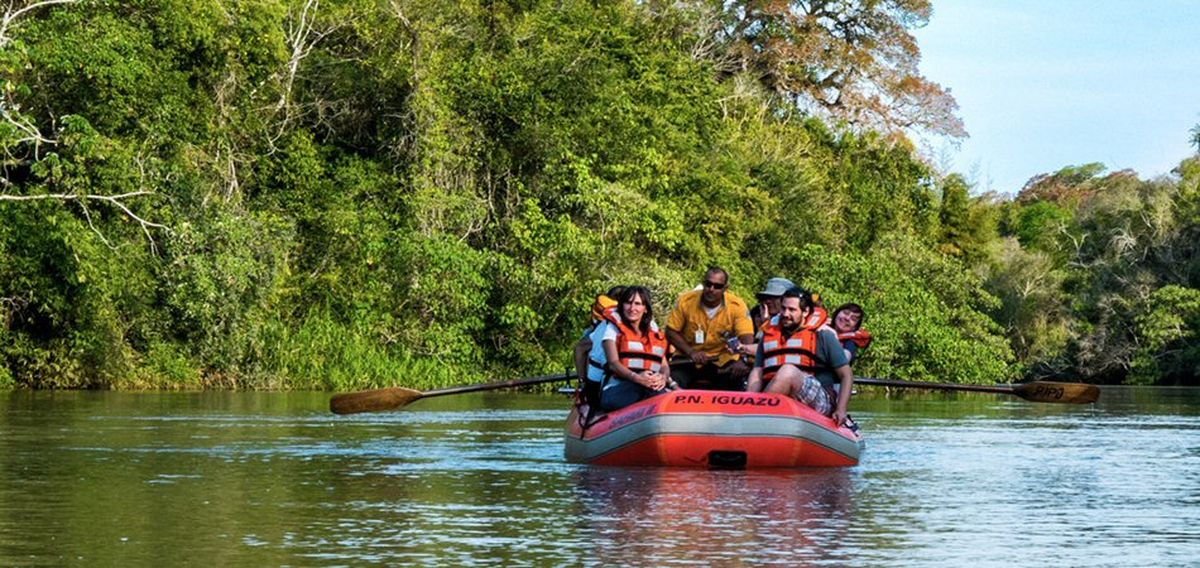 Cataratas del Iguazú: los dos paseos náuticos de Iguazú Jungle ofrecen experiencias diferentes e igual de interesantes para los turistas que disfrutan la tranquilidad y la adrenalina.