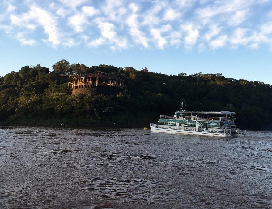Conocé el Hito de las Tres fronteras desde el agua viajando en catamarán por el río Paraná e Iguazú para un atardecer distinto.