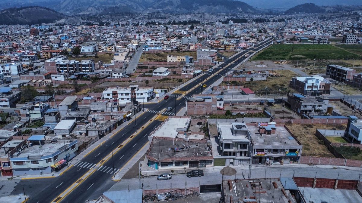 La Avenida Monseñor Leonidas Proaño, en Riobamba, Chimborazo, fue ampliada de dos a cuatro carriles. - Ladevi Medios y Soluciones La Avenida Monseñor Leonidas Proaño, en Riobamba, Chimborazo, fue ampliada de dos a cuatro carriles.