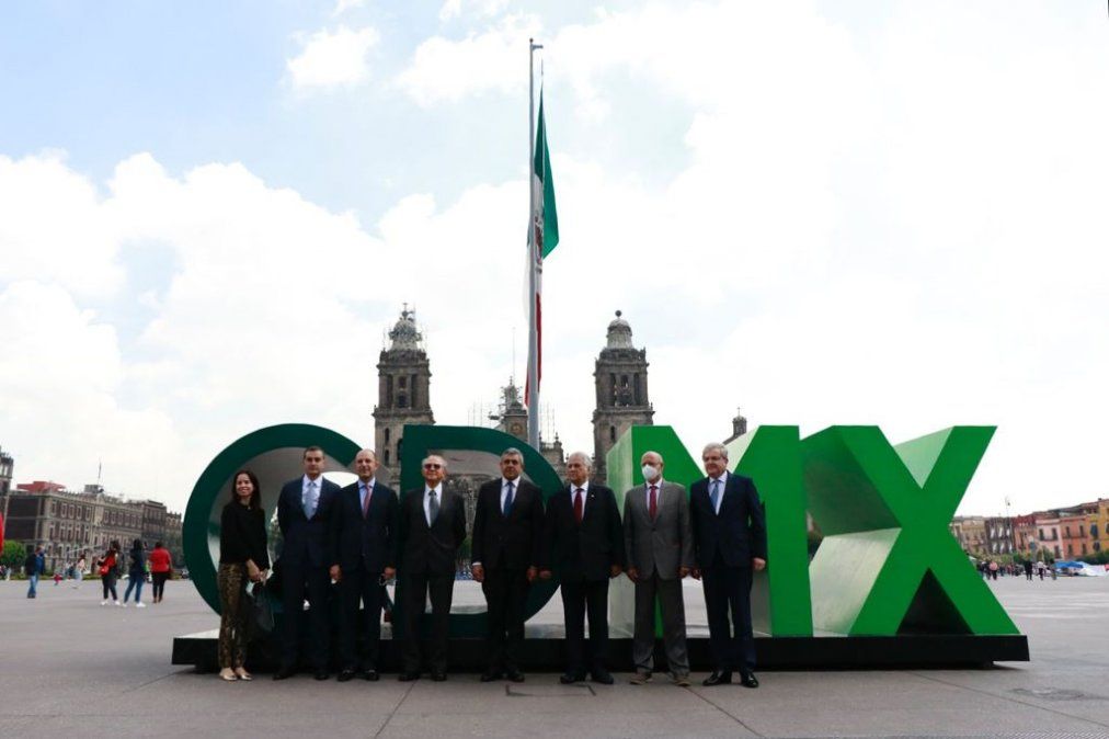 El secretario general de OMT, Zurab Pololikashvili, y su comitiva en Ciudad de México.