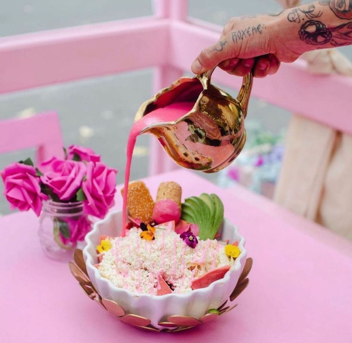 El lugar es pet friendly así que puedes ir con tu mascota a vivir esta experiencia muy rosa.