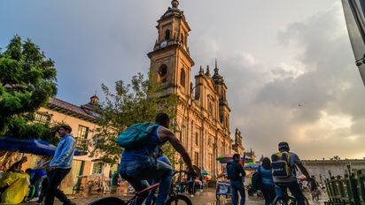 Desde la torre norte de la Catedral Primada, Bogotá se muestra en todo su esplendor, entre historia, arquitectura y montañas. &nbsp;