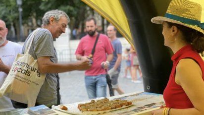 Integrantes de Atout France repartiendo productos típicos de los diferentes destinos galos en el País Vasco (Bilabo)