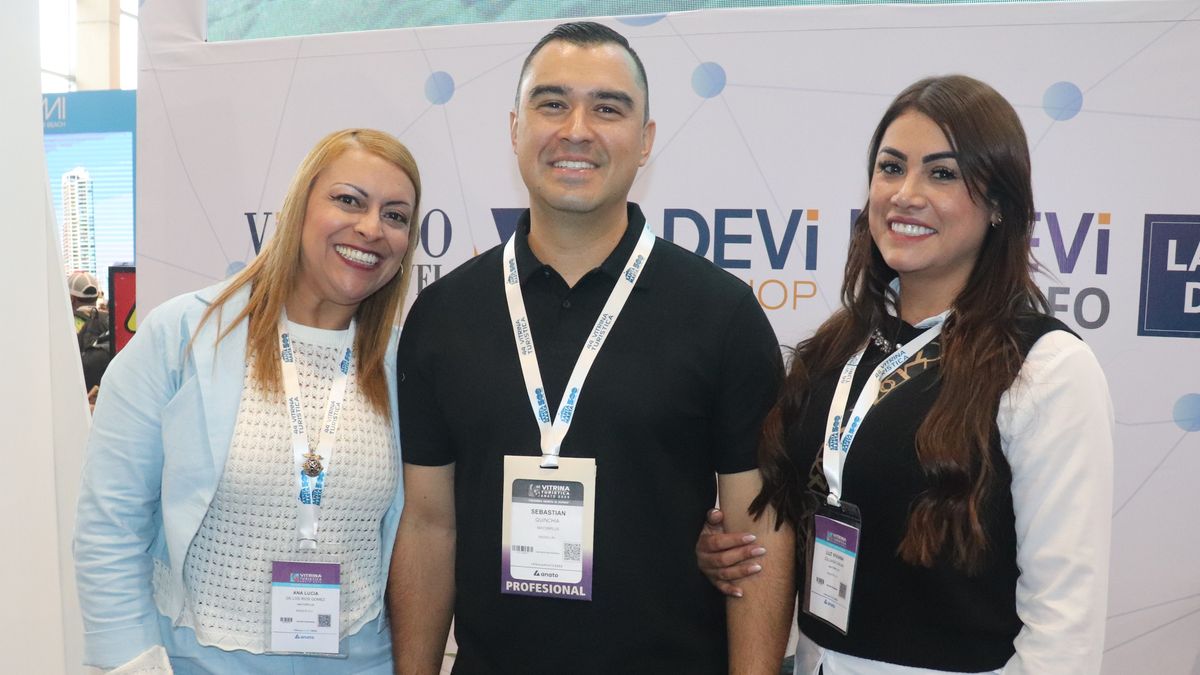 Viviana Zuluaga, directora comercial de Mayorplus y equipo en el stand de Ladevi.