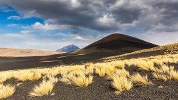 La Payunia de Mendoza ostenta más de 800 volcanes, siendo una de las zonas con mayor densidad de picos en el mundo.