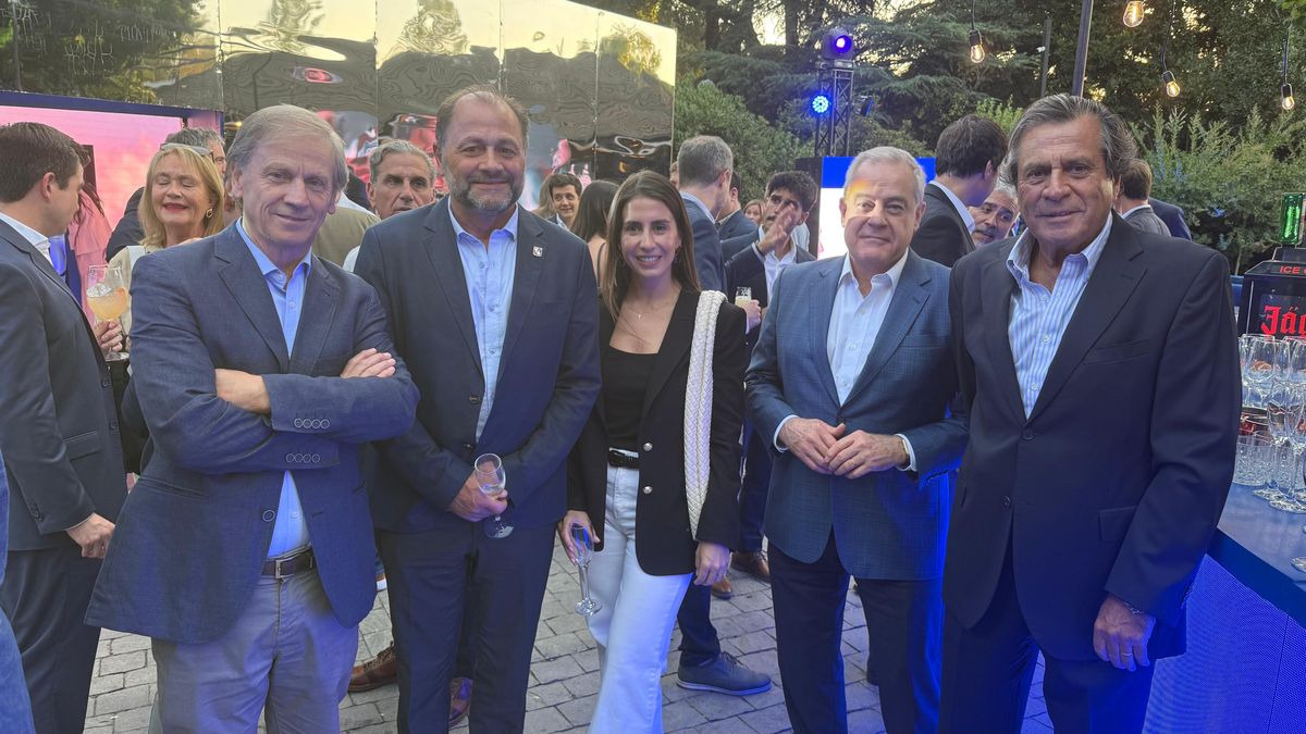 Equipos de Via Club, Turismo Esquerré, Turavión y Travel Security.