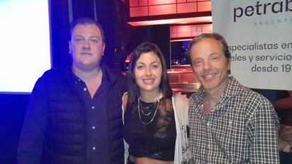 Eduardo Fernández, Natally Romano, y Fernando Breyter durante el evento convocado por Petrabax.