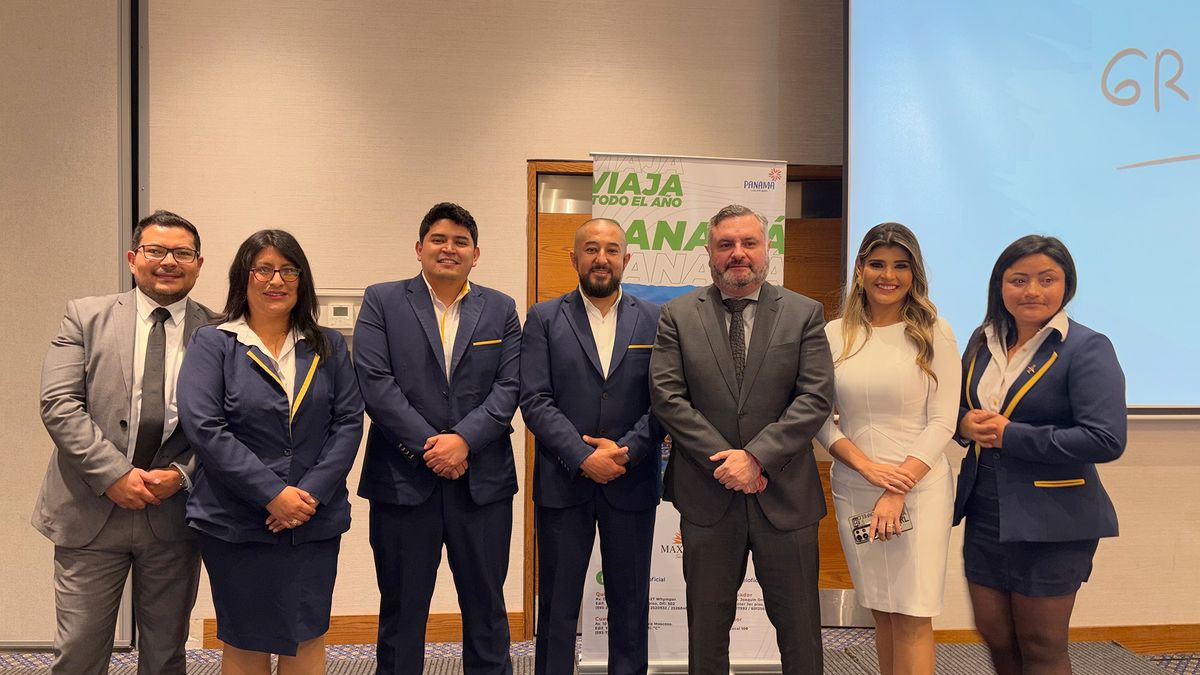 Equipo de Maxitravel, en evento por su 19° aniversario. Equipo de Maxitravel, en evento por su 19° aniversario.