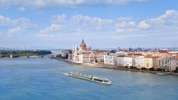 Emerald Cruises: a bordo, los pasajeros disfrutan de suites espaciosas, gastronomía refinada, excursiones inmersivas y una amplia gama de servicios incluidos.