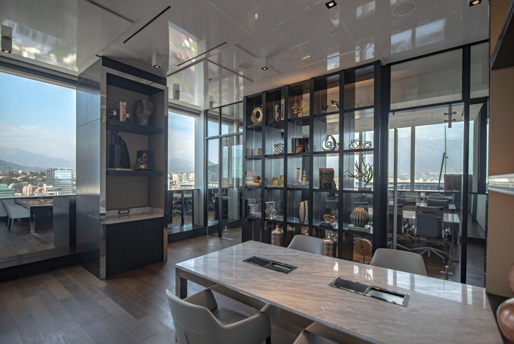 La Biblioteca AC del hotel presenta una colección curada de libros que ejemplifican las sensibilidades de diseño de la marca.