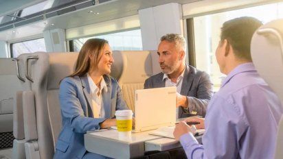 El servicio de Brightline conecta los destinos de Florida entre Miami, Fort Lauderdale y Orlando, ofreciendo un confortable transporte para los visitantes.