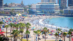 Playa Cavancha es uno de los principales atractivos turísticos de Iquique durante todo el año.