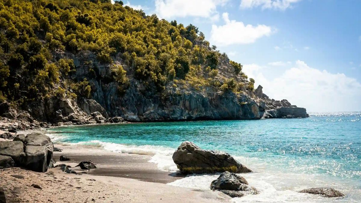 Saint Barthélemy, territorio francés conocido por su perfil exclusivo, encabeza la guía de Going como una de las islas más seguras del Caribe. Saint Barthélemy, territorio francés conocido por su perfil exclusivo, encabeza la guía de Going como una de las islas más seguras del Caribe.