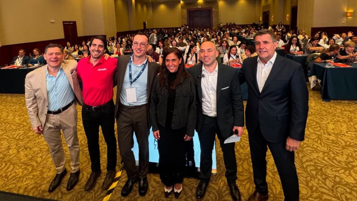 Panelistas junto a los agentes de viajes durante la jornada.