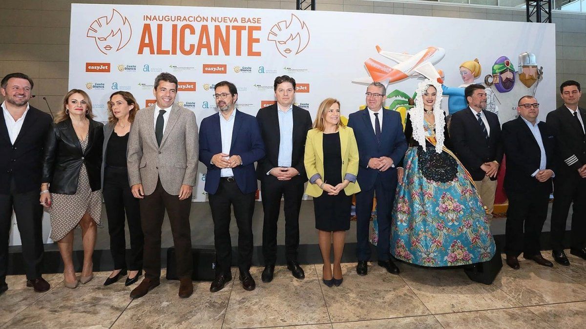 Autoridades valencianas y de Easyjet en la inauguración de la nueva base de Alicante.