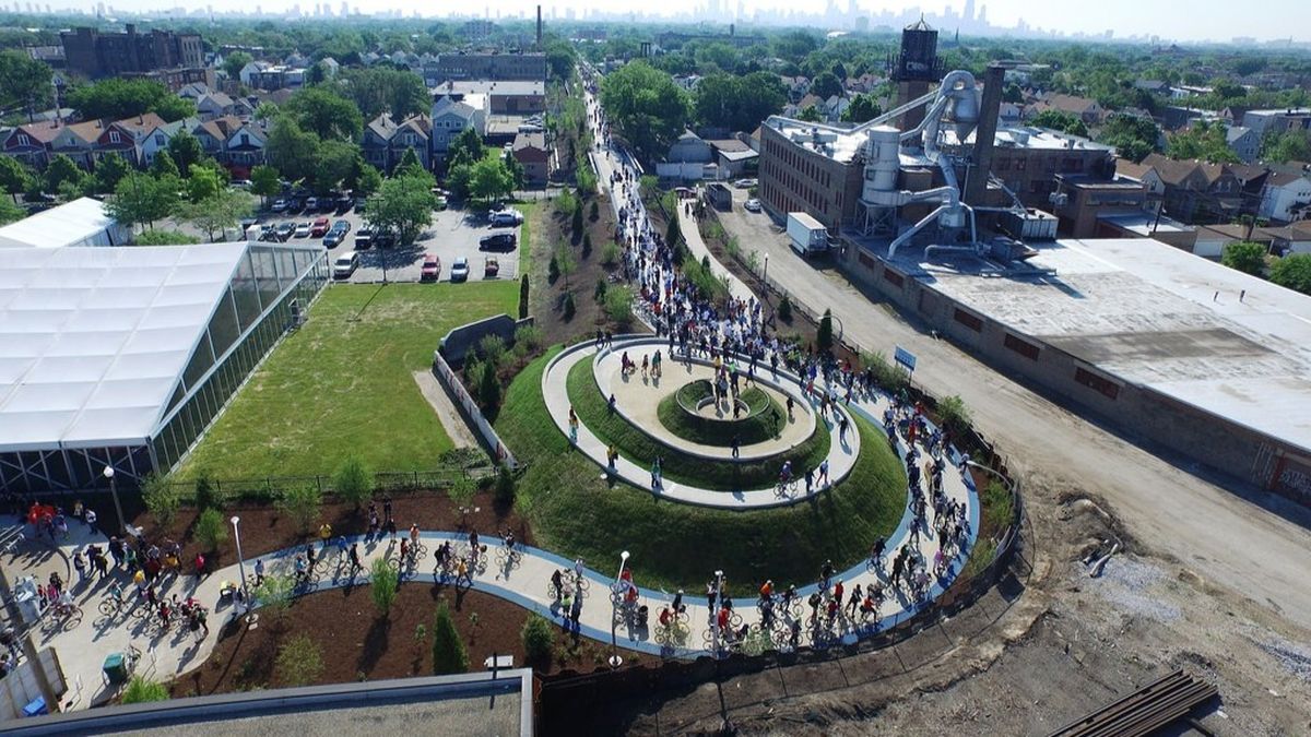 En Chicago, el parque elevado ofrece planes para todos: caminar, andar en bicicleta o disfrutar del arte en sus instalaciones.