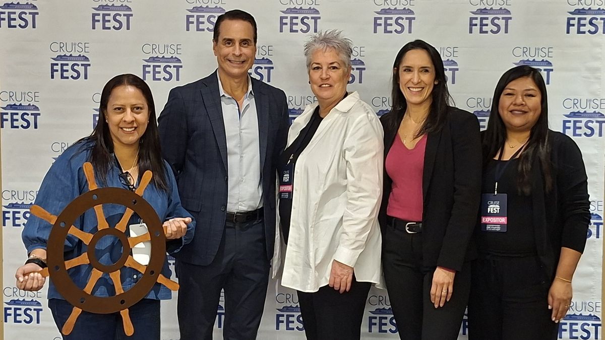 Milagros Olivos, Kimberly Burns y Katherine Flores de MP Global Cruises junto a Frank Medina y Larissa Valero, de Norwegian Cruise Line.