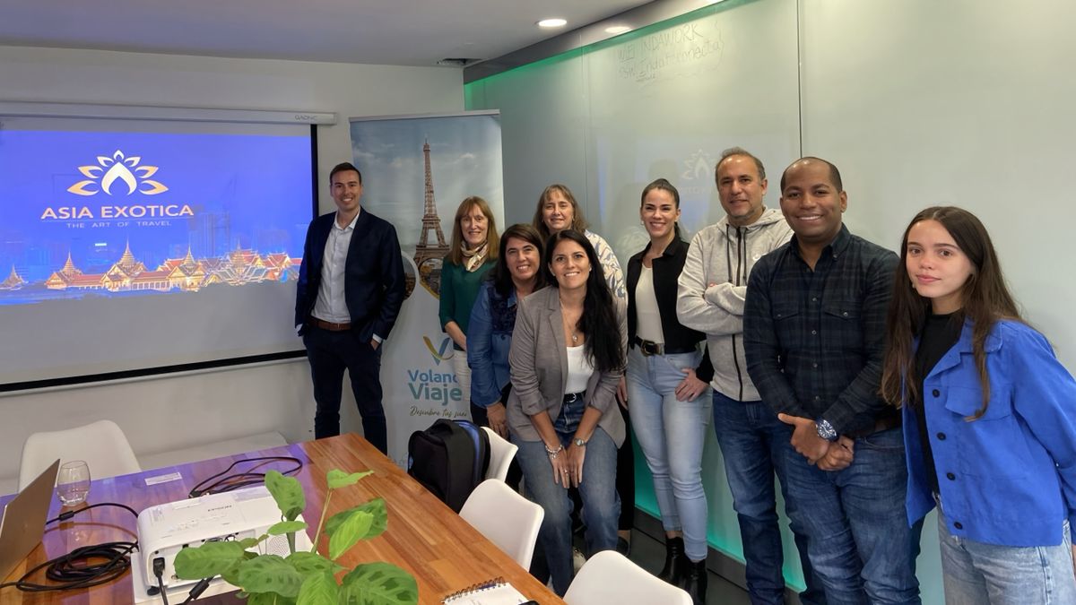 Participantes del desayuno de Volando Viajes junto a Asia Exotic.