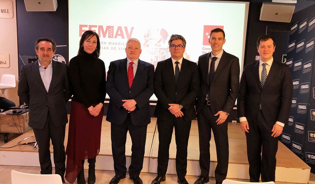 Marcos Franco, fundador de ReiniziaT; Isabel Santamarta, consejera de FEMAV; José Luis Méndez, copresidente de FEMAV; Daniel Martínez, viceconsejero de Cultura y Turismo; César Gutiérrez, copresidente de FEMAV; y el director general de Turismo, Luis Martín Izquierdo.