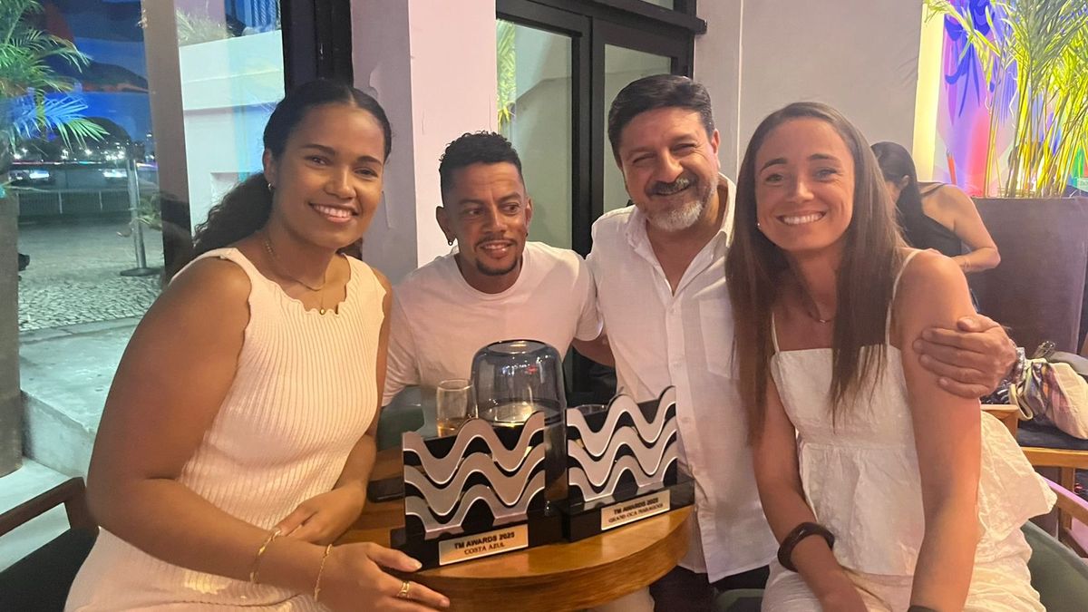 Gustavo Galera, Business Development Director de Tourmed DMC, junto a ganadores de premios.