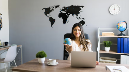 Analista turística usando herramientas de visualización de datos.