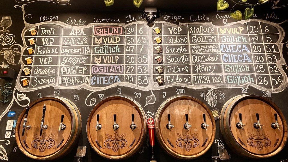 Verano 2025 en Carlos Paz: Cerveza Güllich vende cerveza tirada o en botellones para llevar a casa.