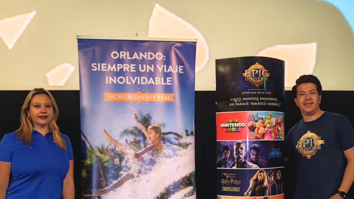 Lorena Pereda y César Ortega capacitaron a agentes de viajes sobre los atractivos de Halloween en Orlando.