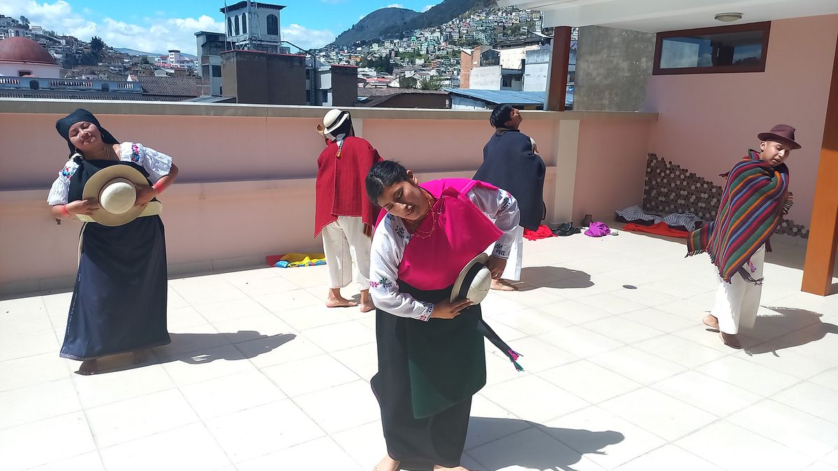 La invitación para conocer el Hotel Sucre fue amenizada por bailes autóctonos.