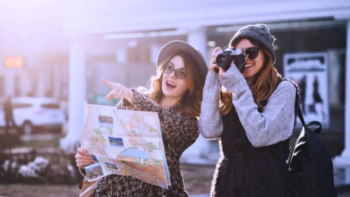 El Barómetro de Percepción Turística de LLYC refleja las tendencias sociales y reputacionales del turismo en España.