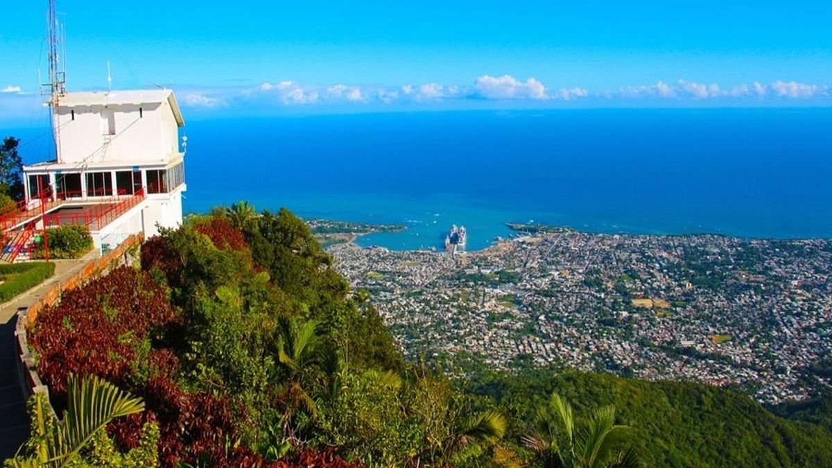 Visitar el teleférico en Puerto Plata es un plan accesible para todos, con horarios y precios cómodos, la excursión perfecta para añadir ese toque de postal a tus vacaciones.