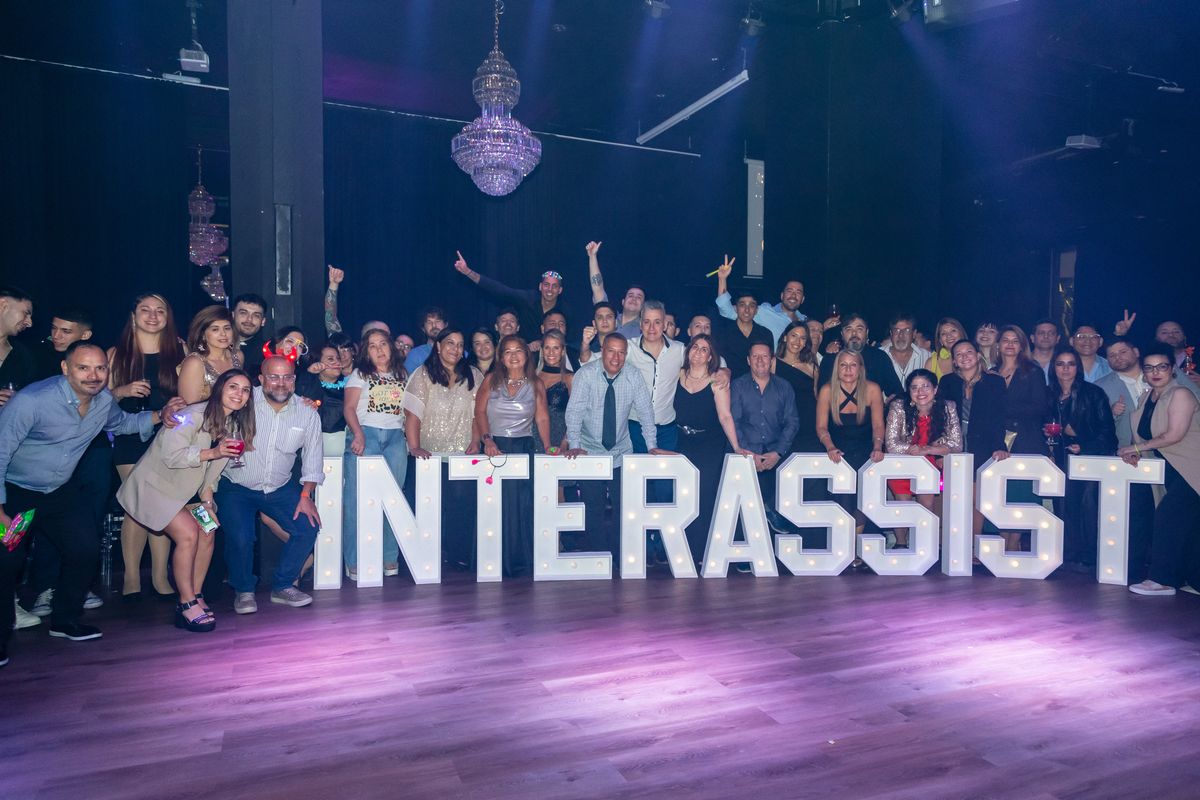 El equipo de Interassist durante una pausa de la fiesta.