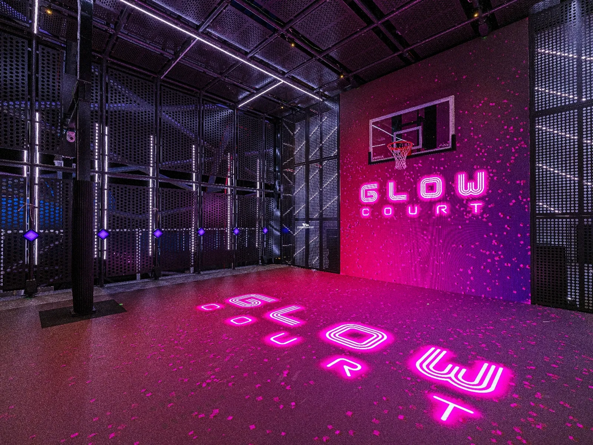 Glow Court propone una serie de seis juegos deportivos con puntuaciones para divertirse y hacer ejercicio a la vez.