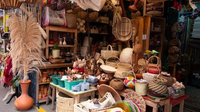 Explora la riqueza cultural de Colombia a través de sus vibrantes mercados llenos de sabor y tradición.