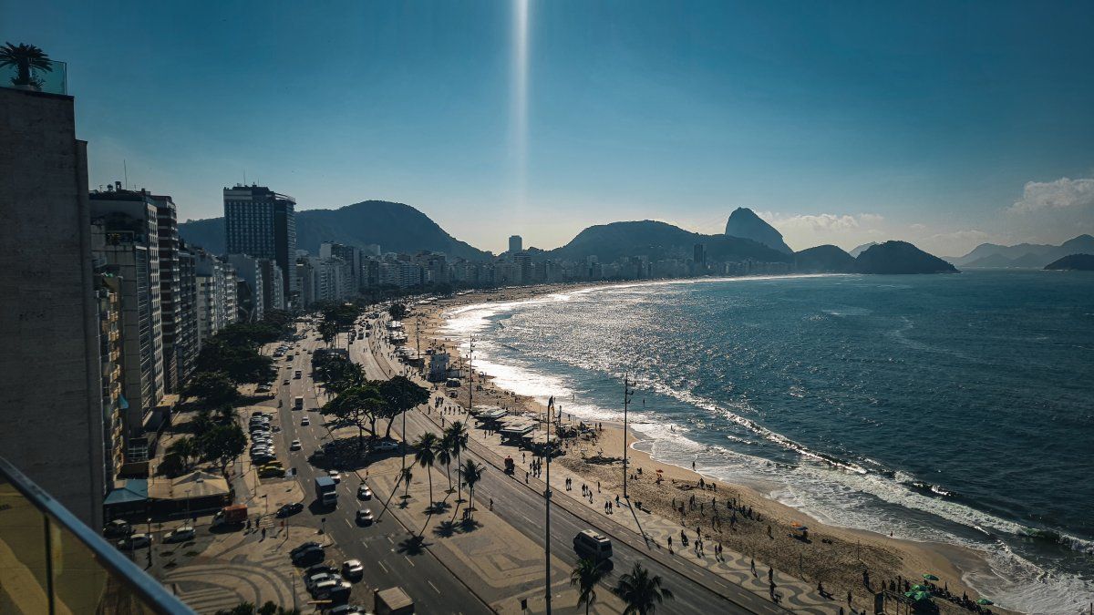 Copacabana es la playa más popular de Brasil y la más elegida para vacacionar.