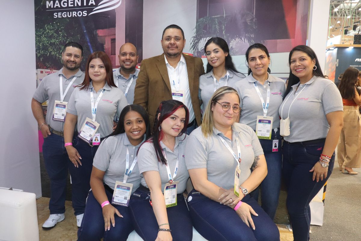 Juan David Perez, gerente general de Magenta Seguros y su equipo.