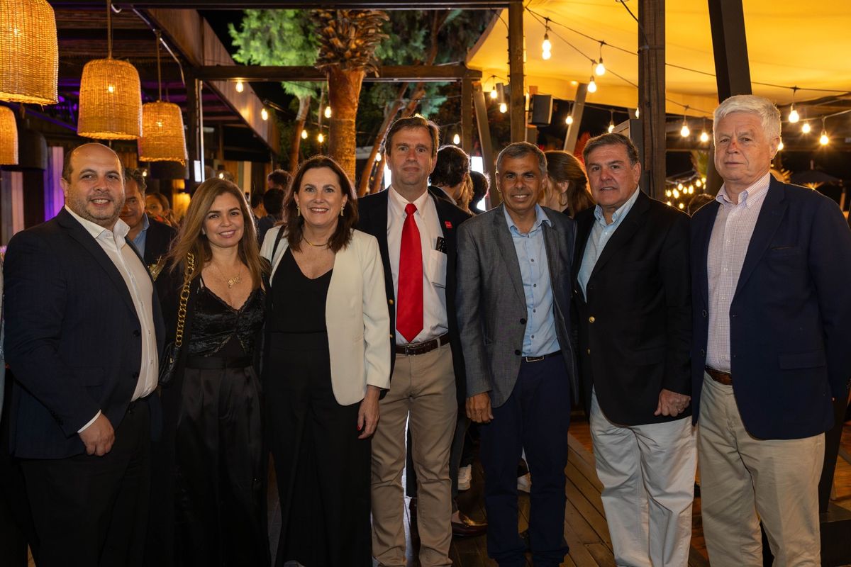 Cristóbal Benítez (director nacional de Sernatur), Francisca Herrera (secretaria de Hoteleros), Helen Kouyoumdjian (presidenta ejecutiva de Fedetur), Alberto Pirola (presidente de Hoteleros), Mauricio Soria (alcalde de Iquique), Alejandro Hughes G. (vicepresidente de Hoteleros) y Guillermo Correa (presidente de Achet). 