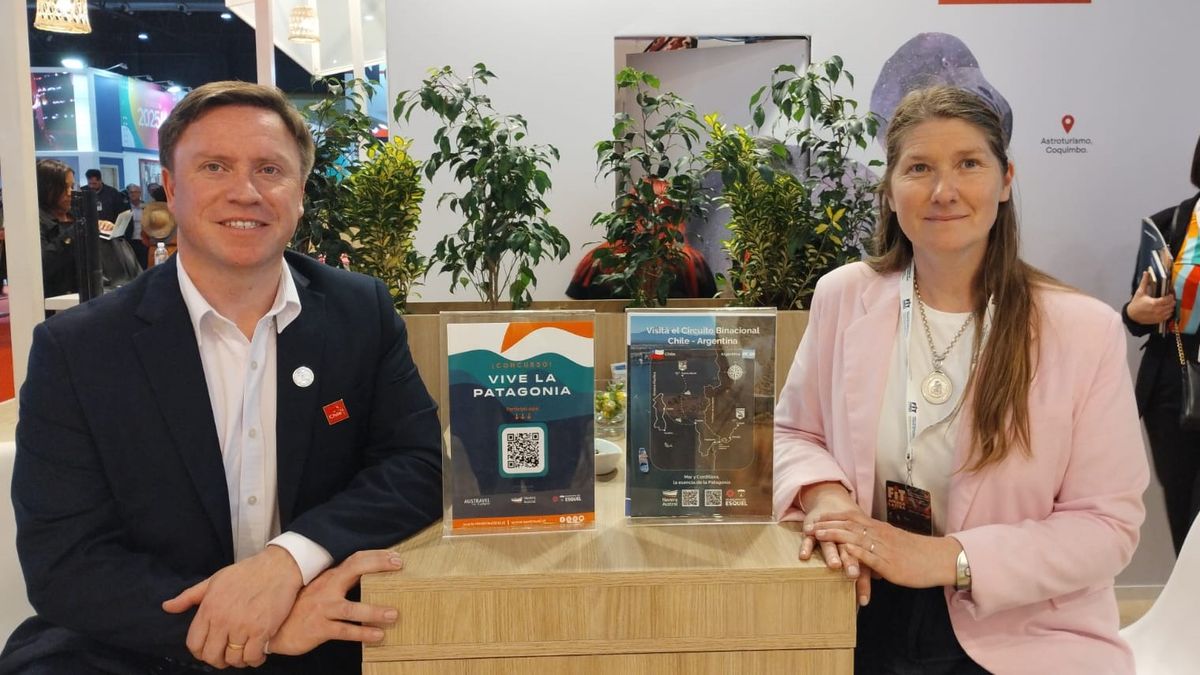 Florencia Andolfatti, subsecretaria de Turismo de Esquel, y César Hechenleitner Barra, gerente general de Naviera Austral.&nbsp;