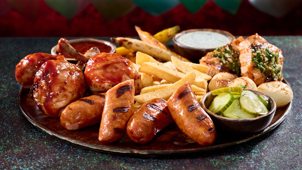 En Mead Hall los visitantes podrán solicitar el Thawfest Platter si desean saborear un festín digno de vikingos, en su visita al universo How to train your dragon-Isle of Berk. En Mead Hall los visitantes podrán solicitar el Thawfest Platter si desean saborear un festín digno de vikingos, en su visita al universo How to train your dragon-Isle of Berk.