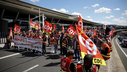 Huelga en los exteriores del aeropuerto de Charles de Gaulle, en Paris, Francia.