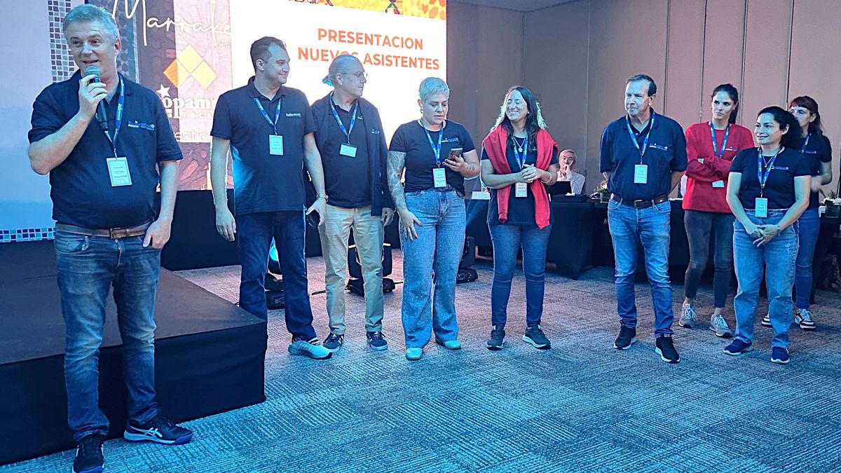 Lucas Ozuna, director Comercial de Europamundo, junto a los responsables de mercados.