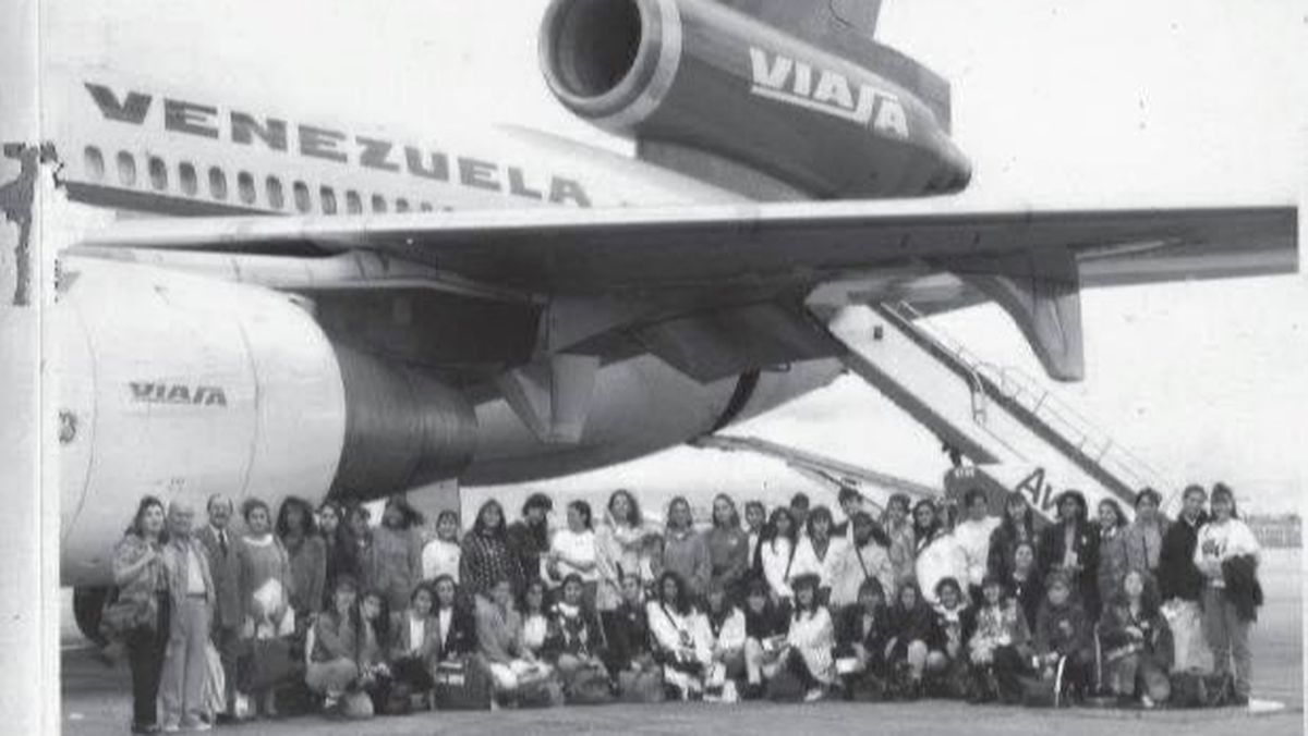 Una de las primeras generaciones de quinceañeras de Viajes Chapinero (VCH Travel), compañía pionera en Colombia en la organización de excursiones especializadas para celebrar los 15 años.