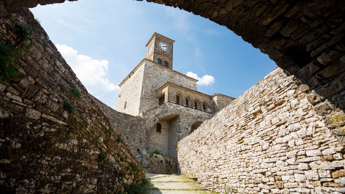 Vacaciones en Europa: la ciudadela de Gjirokastra en Albania es un sitio declarado Patrimonio de la Humanidad por la UNESCO. Vacaciones en Europa: la ciudadela de Gjirokastra en Albania es un sitio declarado Patrimonio de la Humanidad por la UNESCO.