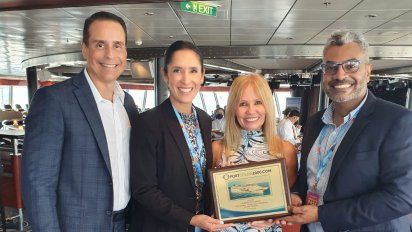 Frank Medina, vicepresidente de Norwegian Cruise Line (NCL) para Latinoamérica y el Caribe; junto a Larissa Valero, gerente de Ventas NCL Sudamérica; Sandy Cohen, presidenta de Columbia Tours, representante de NCL en Panamá; y Alfredo Sing, gerente comercial de Columbia Tours.