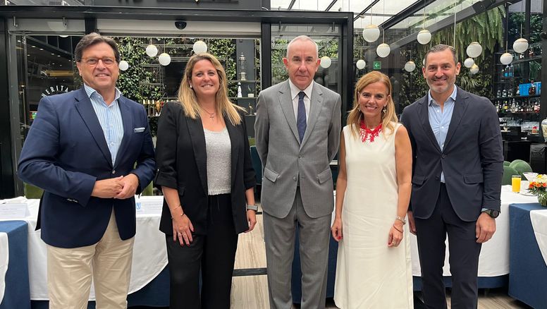 Antonio Castaño, Angie Moreno, Fernando Villalba, delegado consejero de Turismo en la Embajada de España; Almudena Vaíllo y Héctor Coronel, durante el desayuno-presentación convocado por Sales Internacional.