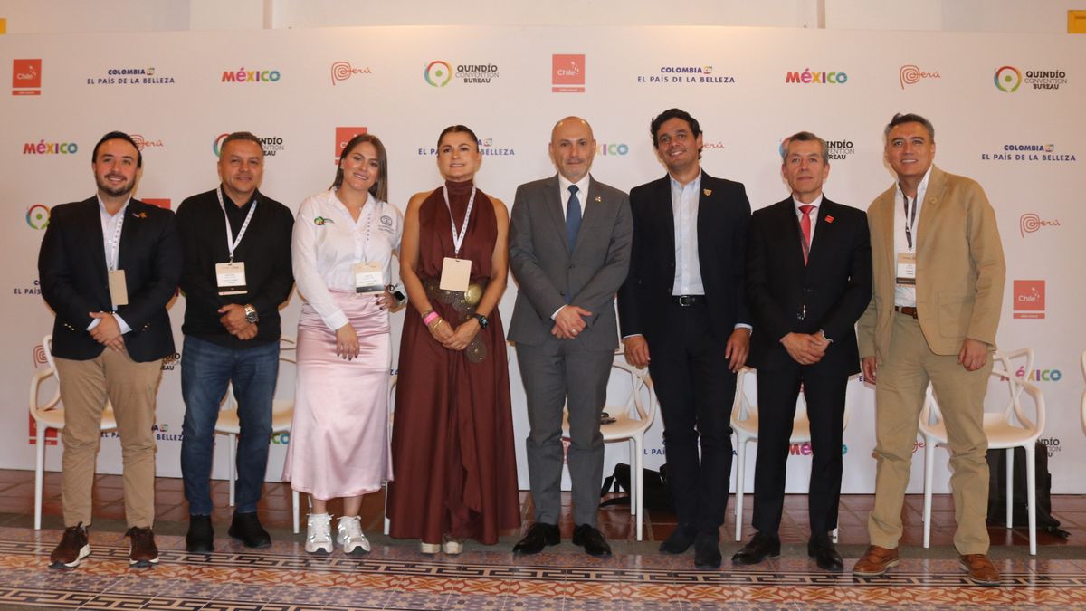 José Manuel Cimadevilla, director del Quindío Convention Bureau; John Fabio Suarez Valero, secretario de desarrollo económico de Armenia; Daniela Escobar, directora administrativa de turismo de la Gobernación del Quindío; Luz Adriana Buitrago Suárez, vicepresidenta de la Cámara de Comercio de Armenia y el Quindío; Gerardo Serrano Gasca, coordinador nacional adjunto de México en la Alianza del Pacífico; Luis Alejandro Dávila, vicepresidente de Turismo de ProColombia; Carlos Muñoz, subdirector de ProChile en Colombia y Julio Polanco Pérez, director de la oficina de PromPerú en Colombia durante la rueda de prensa realizada en el marco de la VIII Macrorrueda de Turismo.