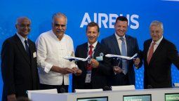 Autoridades de Airbus e IndiGo en la firma de la orden de compra.