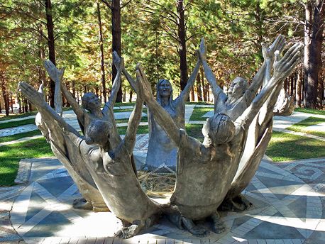 El Parque Vía Christi de Junín de los Andes mixtura arte con religión a través de monumentos que invitan a la interpretación.