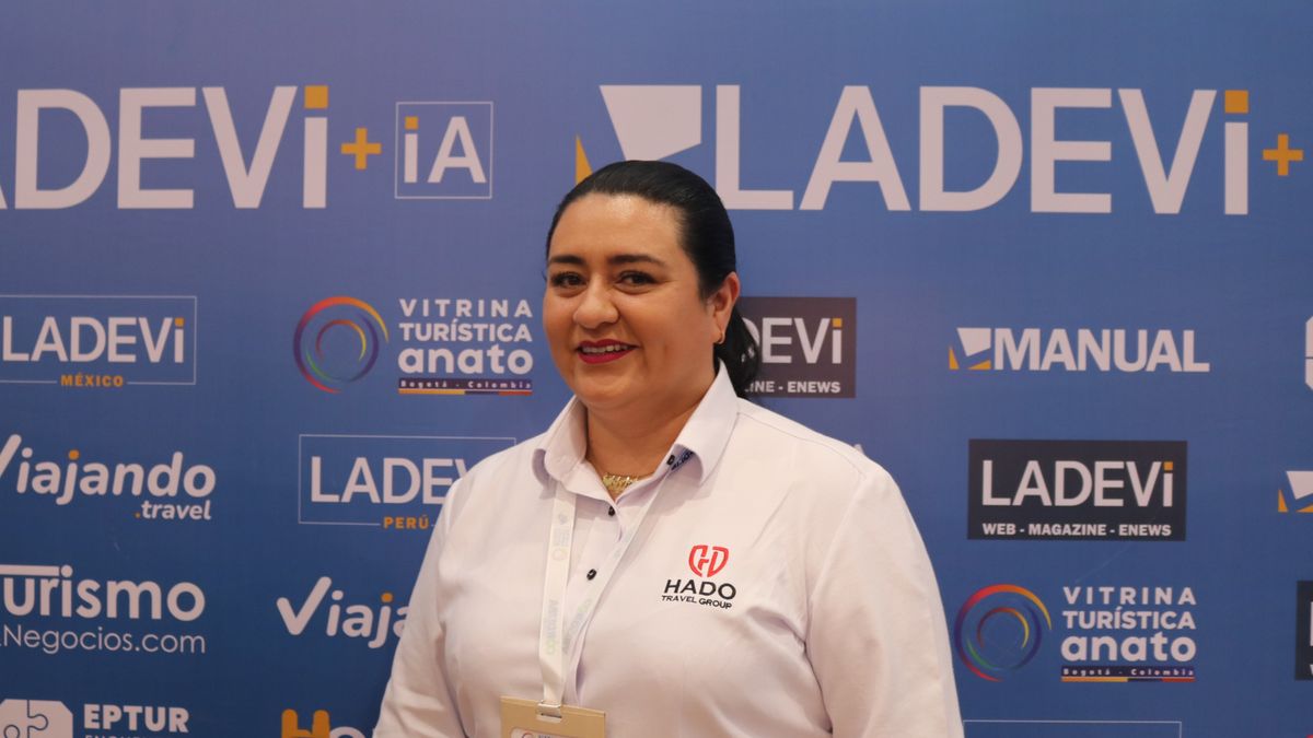 Liliana Díaz, gerente comercial de Hado Travel Group, durante la Vitrina Turística Anato, mostrando las novedades y herramientas para agencias de viajes.