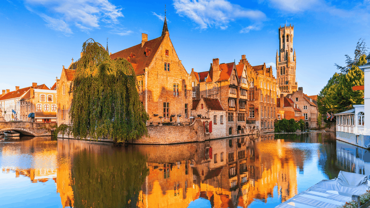 Vacaciones en Europa: Brujas en Bélgica es una ciudad famosa por su arquitectura medieval bien preservada. Vacaciones en Europa: Brujas en Bélgica es una ciudad famosa por su arquitectura medieval bien preservada.