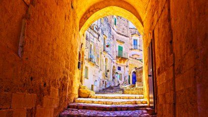 Matera se localiza en en un cañón, por lo que su fisonomía es bastante particular, con construcciones hechas en la roca denominadas sassi. (Foto: Shutterstock Richard Weeden)